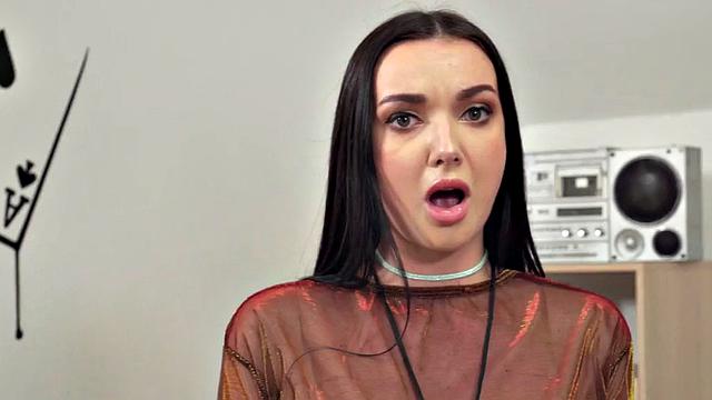 Curvy hostel babes nailed in 3some after deepthroat