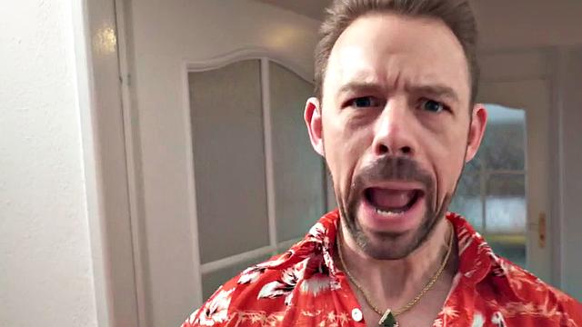 две аппетитные девки из хостела трахаются втроём после глубокого минета