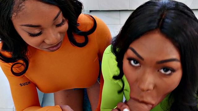 Две черные подруги сходят с ума по члену парня в жестком трио