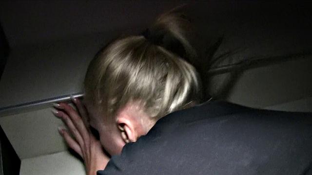 улыбчивая блондинка с тату делает минет и получает в жопу на лестнице