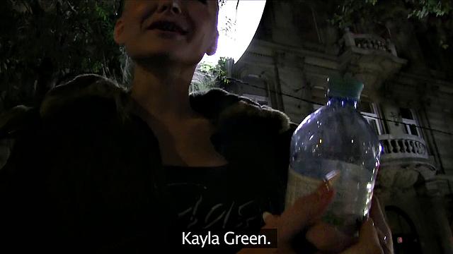 улыбчивая блондинка с тату делает минет и получает в жопу на лестнице