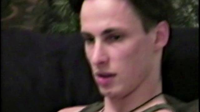 Марк дрочит толстый член и мощно кончает