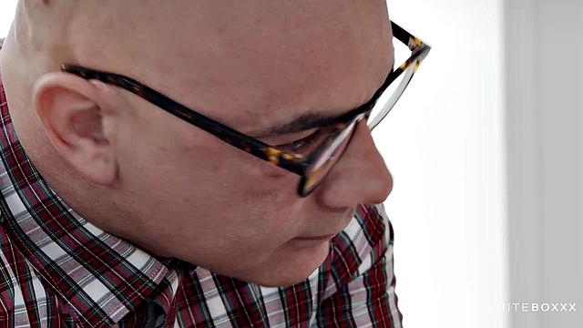 Психологиня Clea раскрывает все дырочки для застенчивого клиента - глубокий анал и сперма в рот на диване.