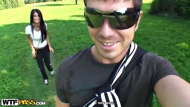 Моя девушка сосет мне на свежем воздухе, пока я снимаю на телефон.