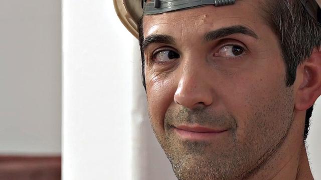 брюнетка соблазняет садовника и глубоко берет в рот