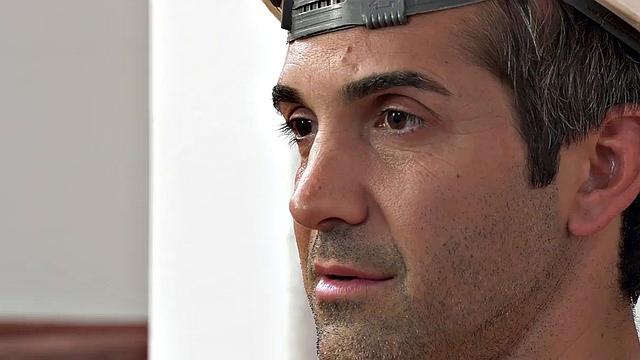 брюнетка соблазняет садовника и глубоко берет в рот