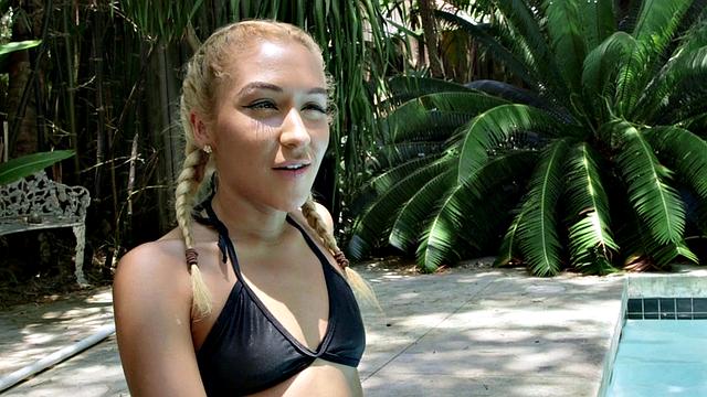 блондинка у бассейна лижет и сосёт член