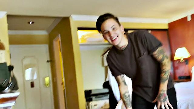 Татуированная транса нежно целует подругу за кадром