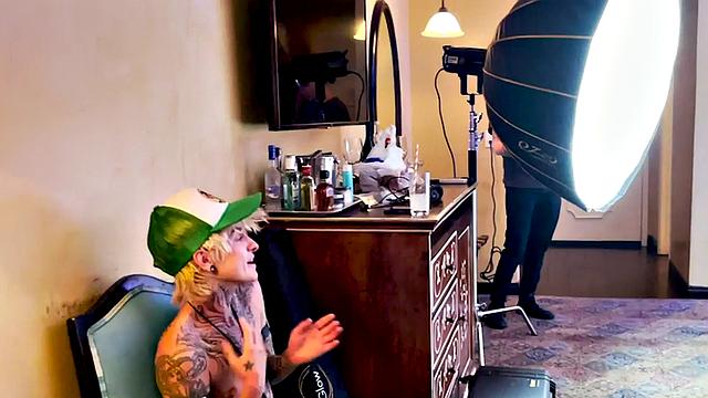 Татуированная транса нежно целует подругу за кадром