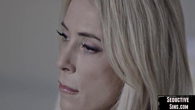 Блондинка с формами так старательно лижет, что парень забывает про всё остальное - потом трахаются на полную, и она не против показать, кто тут рулит.