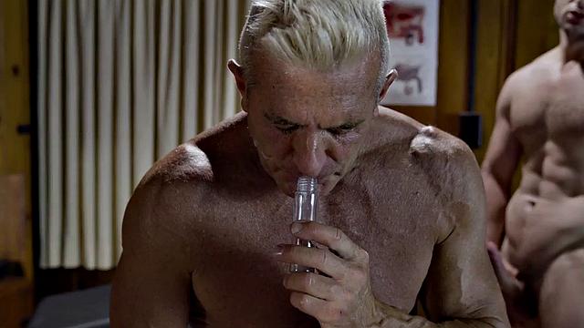 качок наваливает отчиму белковый коктейль прямо в рот