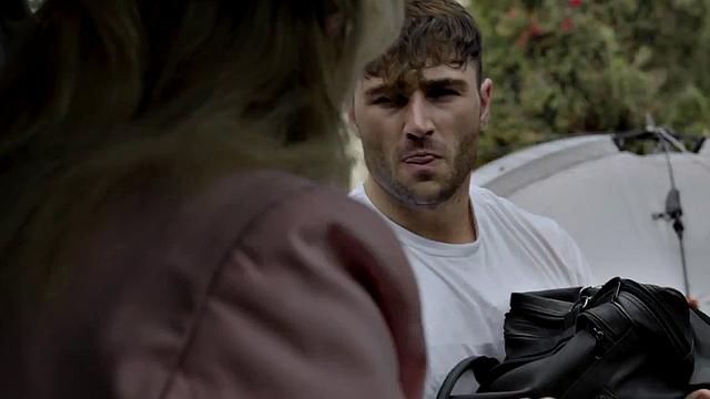 качок наваливает отчиму белковый коктейль прямо в рот