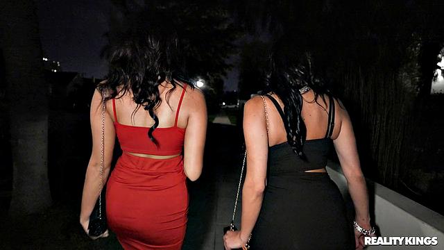 Мила Монет и Мона Азар устроили жаркую ночь с Рики Джонсоном втроём на вписке.