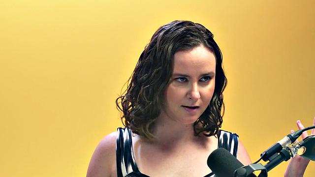 Зрелая мамка с огромными сиськами не может оторваться от своей волосатой киски