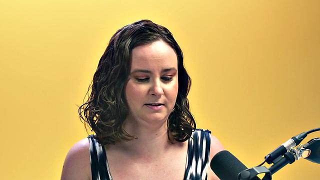 Зрелая мамка с огромными сиськами не может оторваться от своей волосатой киски