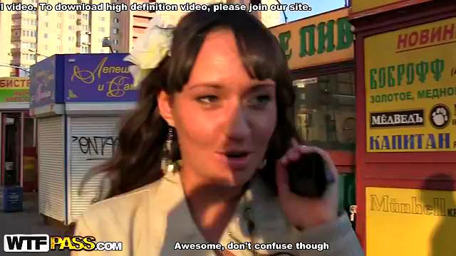 Татуированная развратница не может устоять и устраивает групповуху на улице.