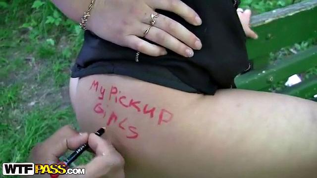 Татуированная развратница не может устоять и устраивает групповуху на улице.