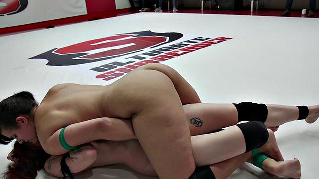 рыжая тётка в очках садится на лицо сопернице на лесбийской оргию с большими задницами