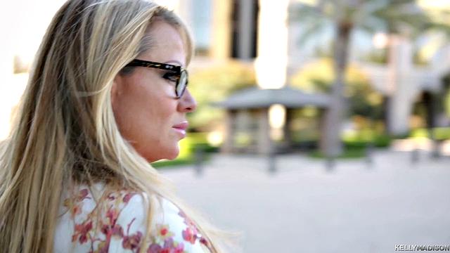 зрелая блондинка с огромной грудью срывается после работы