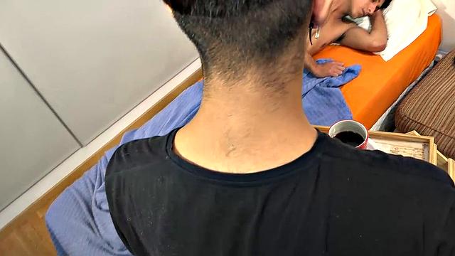 Фабрис страстно отсасывает толстый член Рода и вылизывает его до конца