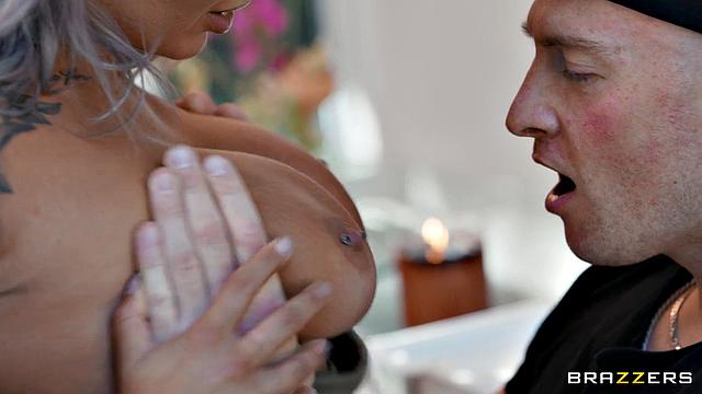 частная повариха трахается с мужем подруги на кухне