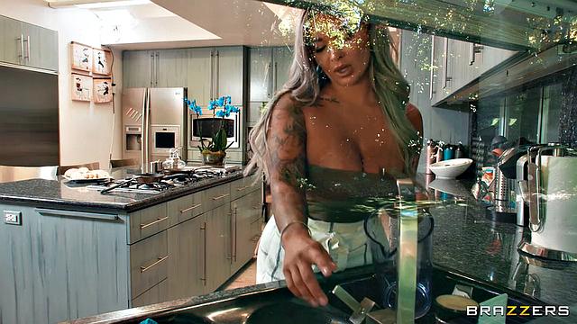 частная повариха трахается с мужем подруги на кухне