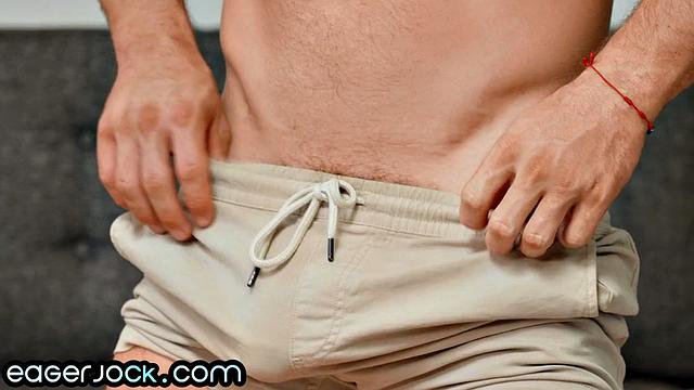 Muscled amateur jock jerking off