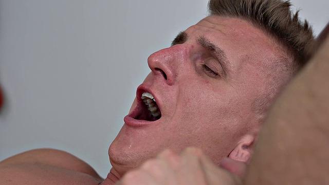 врачиха milf Natasha Nice вылизывает жопу Оливеру и поднимает ему стояк