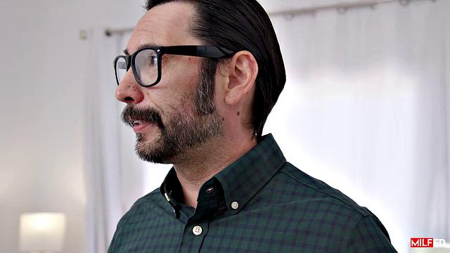 Курьер не только доставил посылку, но и жену вдоволь отдолбил, пока муж где-то мечтает о пицце.