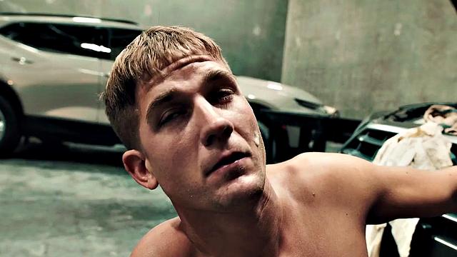 татуированный ботан глотает член и получает анальный секс от отчима-механика