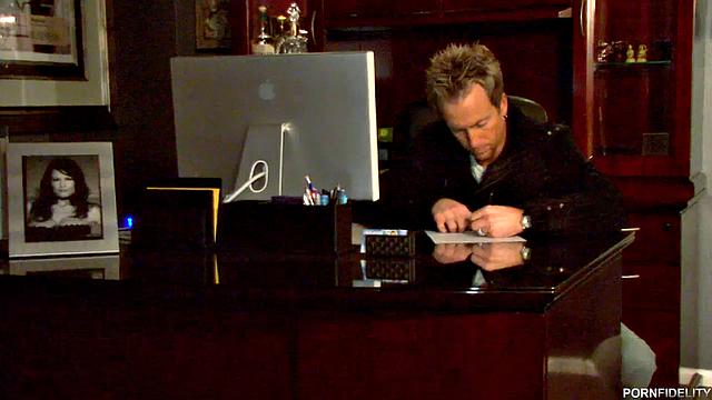 две ненасытные блондинки скачут и глотают до капли