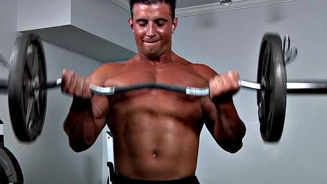 качок из зала сосёт и получает в волосатую жопу