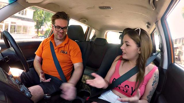 татуированная красотка скачет на инструкторе в машине