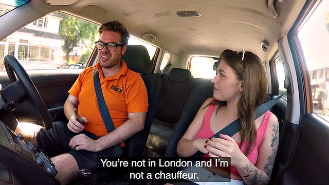 татуированная красотка скачет на инструкторе в машине