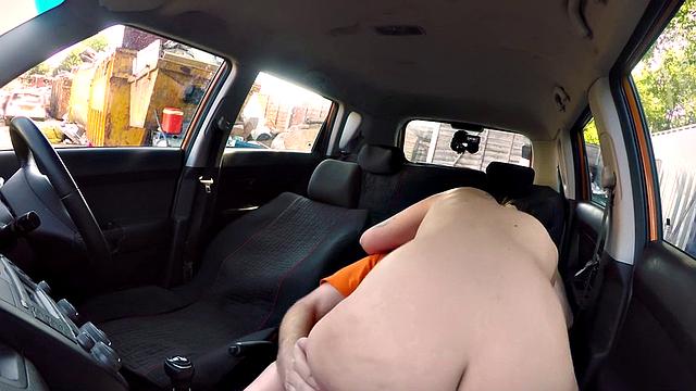 татуированная красотка скачет на инструкторе в машине