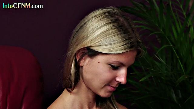 2 stunning blondes love giving head