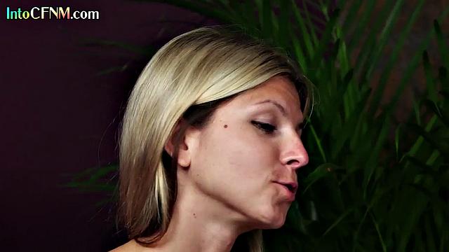 2 stunning blondes love giving head