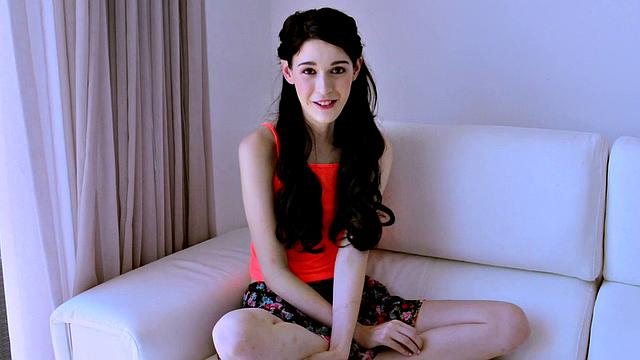 смотри как Айви сосёт пальцы на ногах и дрочит киску