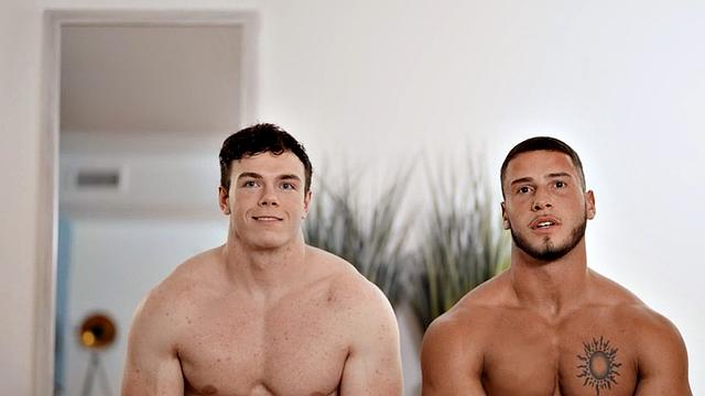 жаркий качок шпилит своего парня без гондона в собачке