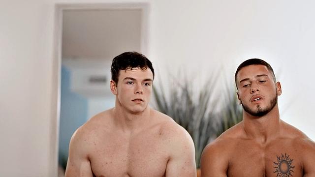 жаркий качок шпилит своего парня без гондона в собачке