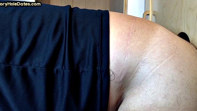 бородатый папик отсасывает в дырке и ловит мощный залив в рот