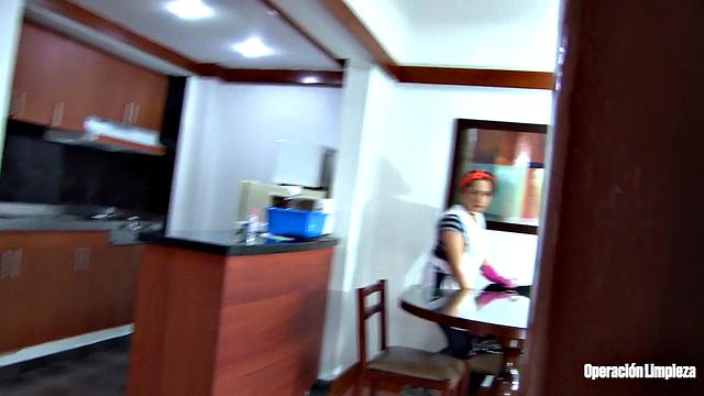 Колумбийская горничная Валерия Кардосо сосет и трахается с Алексом Морено на камеру pov.