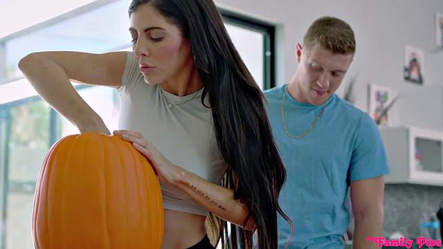 Девушка присоединяется к отчиму и его подруге на секс втроём в Хэллоуин