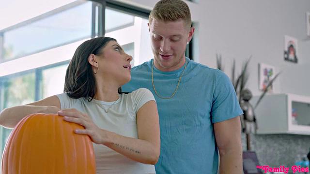Девушка присоединяется к отчиму и его подруге на секс втроём в Хэллоуин