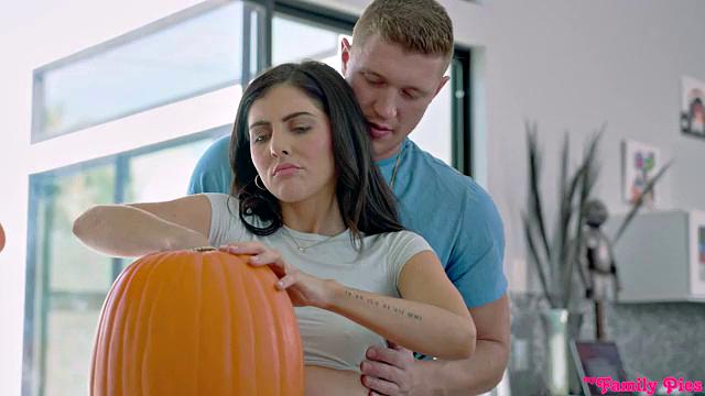 Девушка присоединяется к отчиму и его подруге на секс втроём в Хэллоуин
