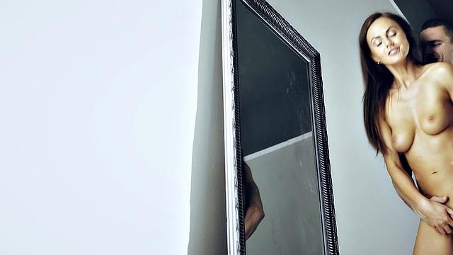 стройная брюнетка трахается стоя перед зеркалом