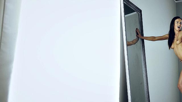 стройная брюнетка трахается стоя перед зеркалом