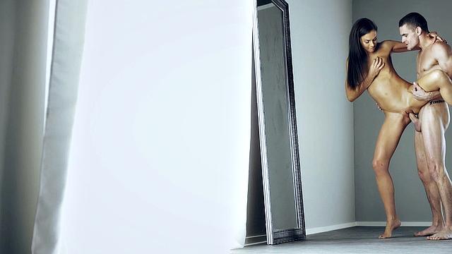 стройная брюнетка трахается стоя перед зеркалом