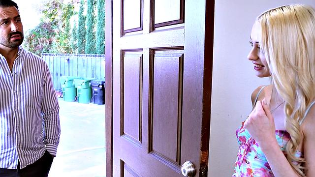 cecelia показывает гладкую киску и любит по-взрослому