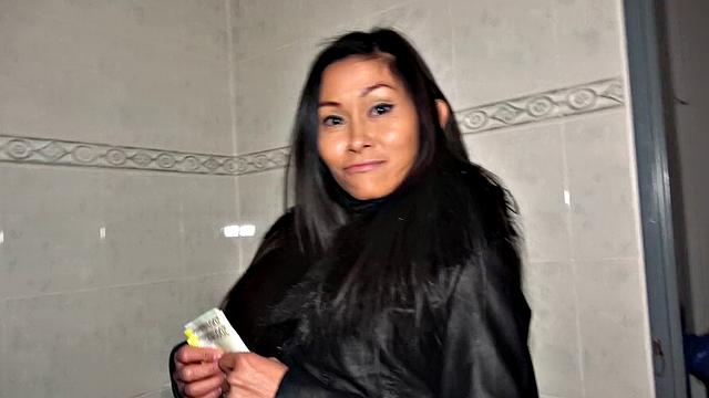 тайская брюнетка трахается с большим членом в туалете заправки